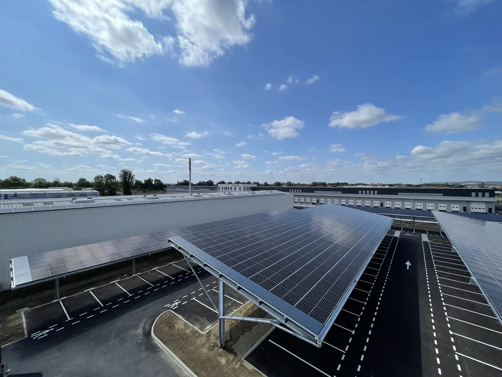Ombrière photovoltaïque de grande surface à Saint-Jory — 1 600 kWc